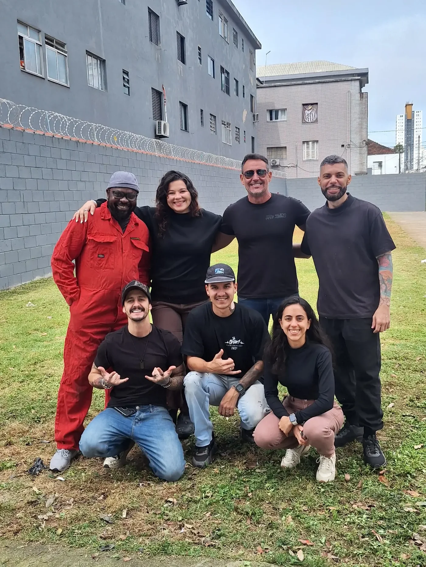 Equipe do projeto na frente do muro