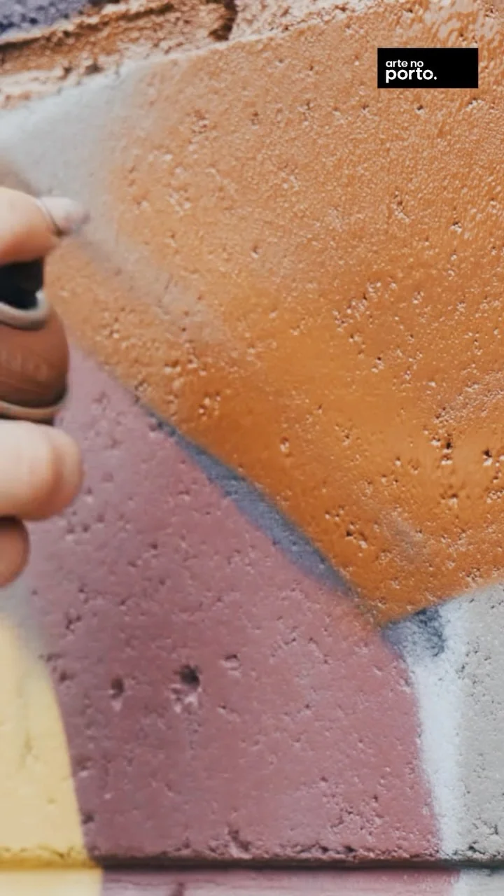 Lata de spray pintando o muro